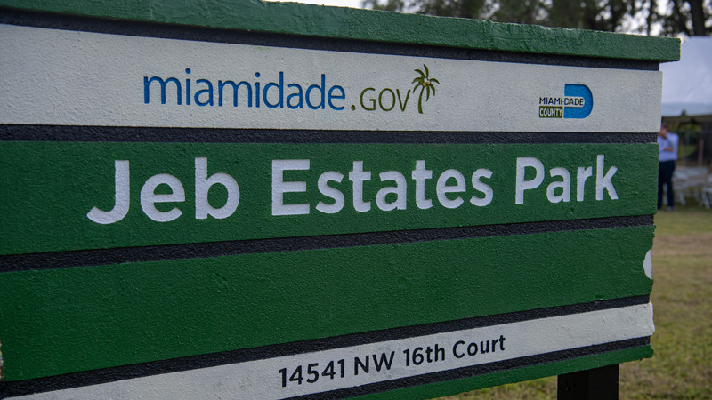green sign that says jeb estates park